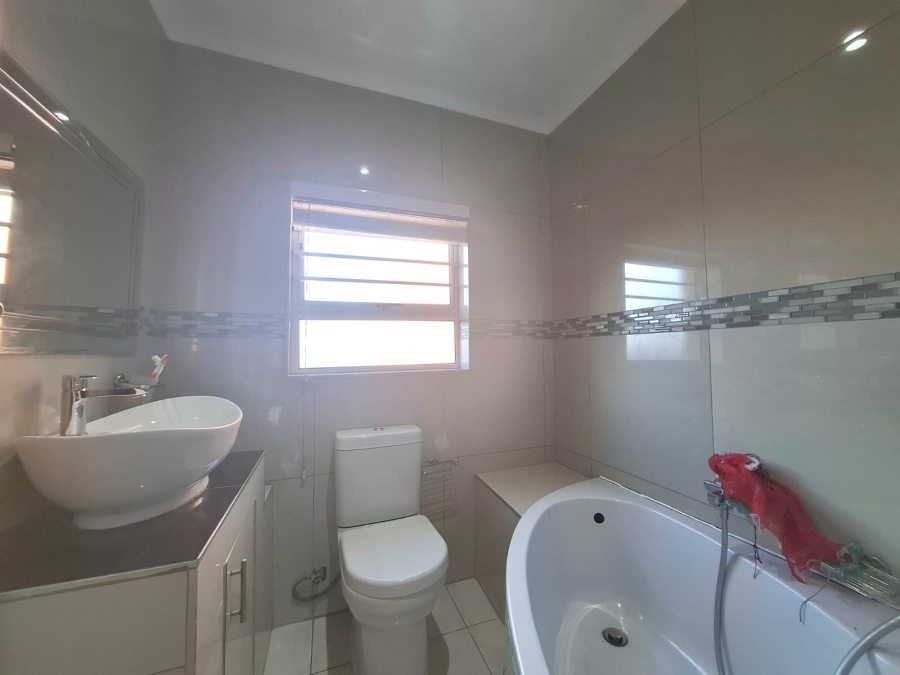 5 Bedroom Property for Sale in Nahoon Valley Park Eastern Cape